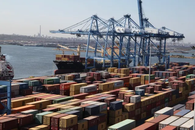 Terminalul de containere din Portul Constanța, cu macarale portuare și stive colorate