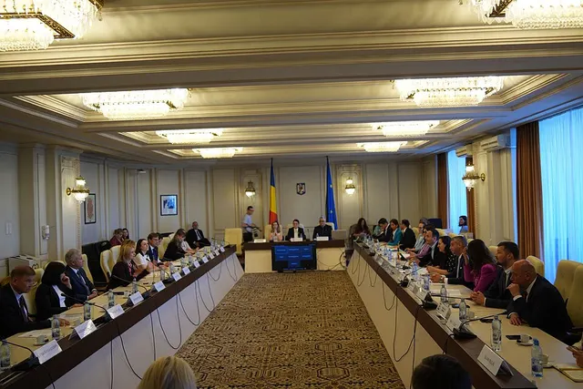 Delegații la o masă lungă, într-o sală a Parlamentului României, la o vizită de lucru din 3 iunie 2025