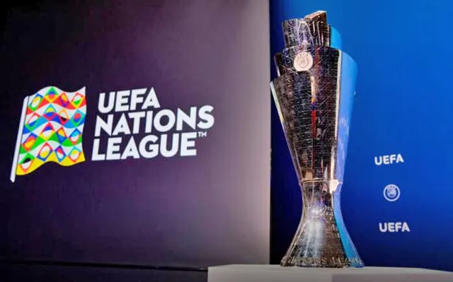 Trofeul UEFA Nations League lângă sigla competiției, pe un fundal violet