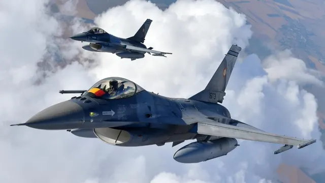 Pereche de avioane F-16 zburând deasupra unui strat gros de nori, unul aproape în prim-plan