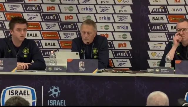 Conferința de presă a selecționerului Irlandei, Heimir Hallgrímsson, cu panourile „Israel” pe masă