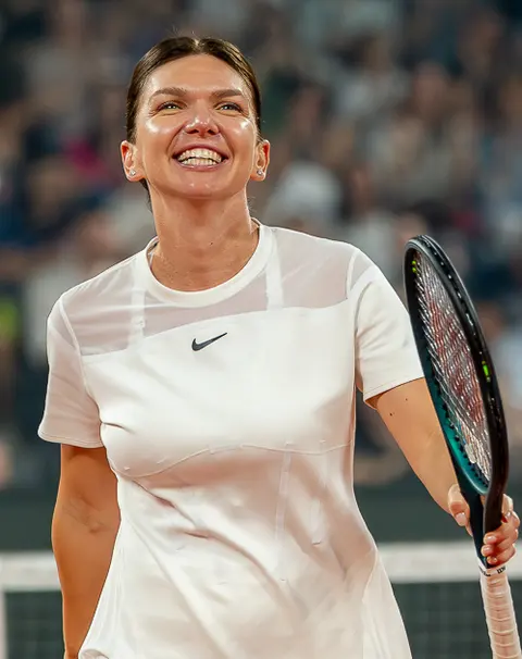 Simona Halep zâmbind, în echipament alb și cu racheta în mână, la Sports Festival 2026
