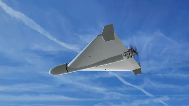 Dronă cu aripă delta în zbor, pe un cer albastru brăzdat de dâre de condens