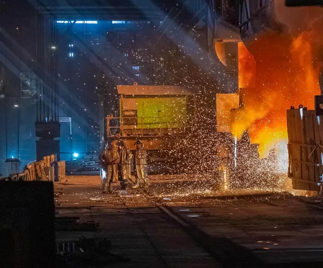 Interiorul unei oțelării, cu scântei și metal topit, la combinatul Liberty