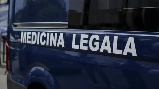 Autoutilitara albastră a Medicinei Legale, cu inscripția albă pe lateral