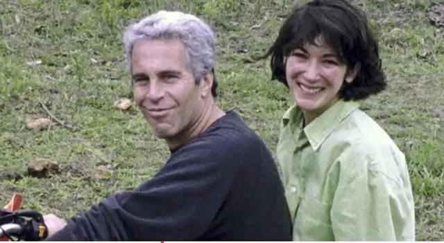 Jeffrey Epstein și Ghislaine Maxwell zâmbind, în aer liber, pe un fundal cu iarbă