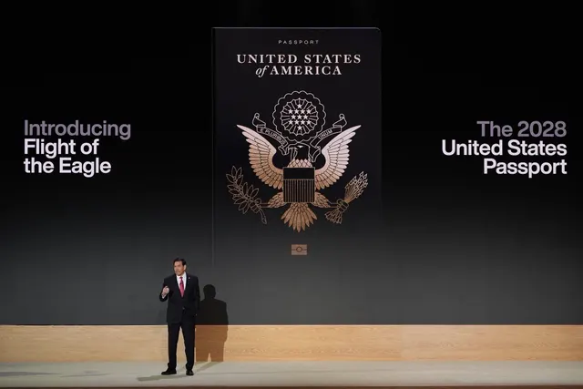 Marco Rubio pe o scenă, sub ecranul care prezintă „The 2028 United States Passport”