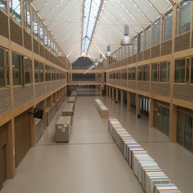 Holul interior al Liceului Nelson Mandela din Nantes, cu galerii pe etaje și acoperiș de sticlă