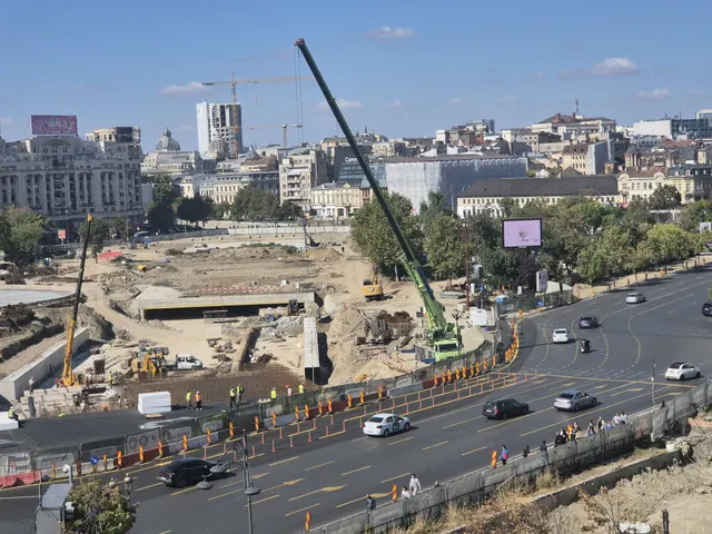 Șantierul de la Planșeul Unirii, cu o macara și trafic intens pe bulevardele din jur