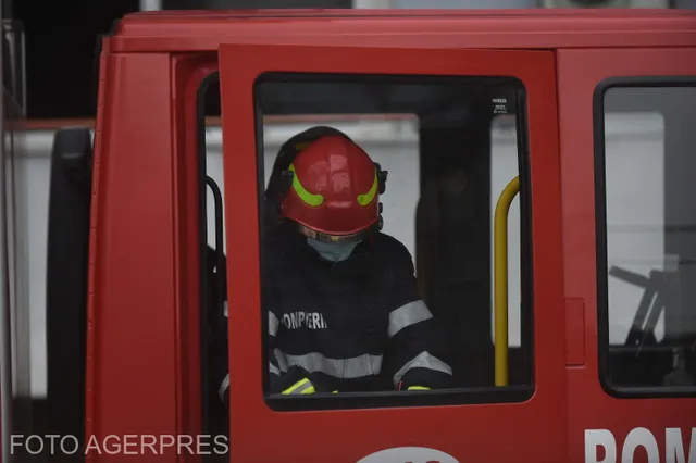Incendiu cu 30 de tone de solvenți, stins la o hală din Sutești