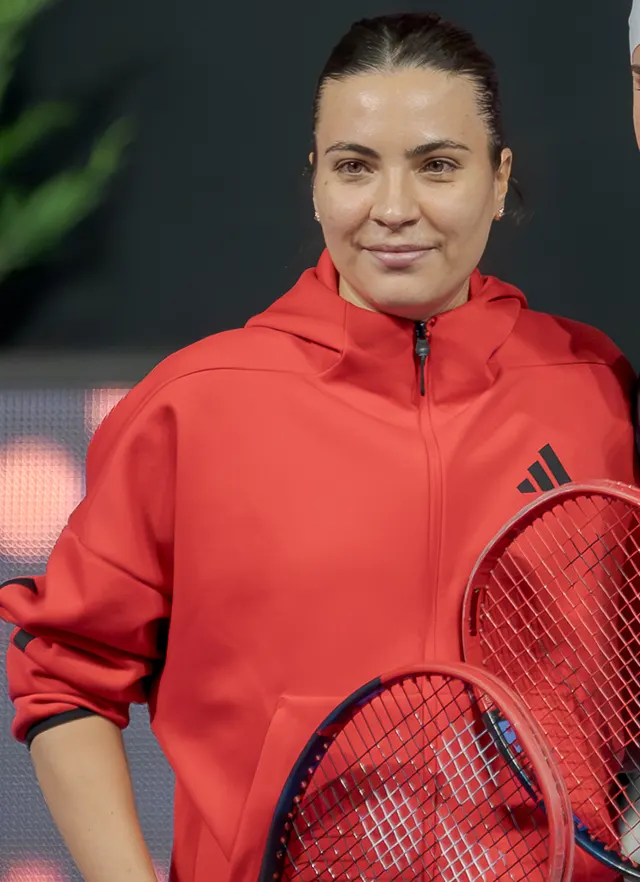 Jucătoare de tenis în geacă roșie, cu racheta, la meciul Kalinina-Ruse de la Transylvania Open