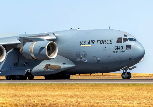 Avion de transport C-17 al U.S. Air Force, cu numărul 5140 pe fuzelaj, rulând pe o pistă