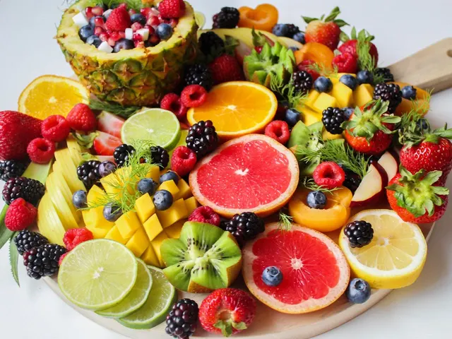 Platou cu fructe tăiate: grepfrut, kiwi, căpșuni, mure, lămâi și mango, cu un ananas în mijloc