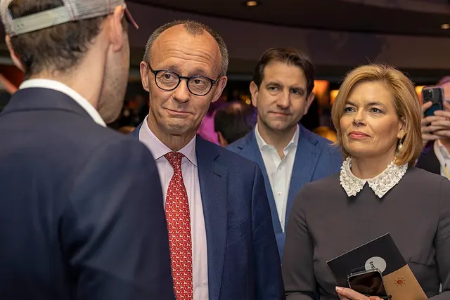 Friedrich Merz, cu ochelari și cravată roșie, alături de Julia Klöckner, la un eveniment din 2023