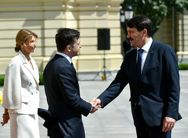 Volodimir Zelenski dând mâna cu un invitat, la ceremonia sa de învestire din 2019