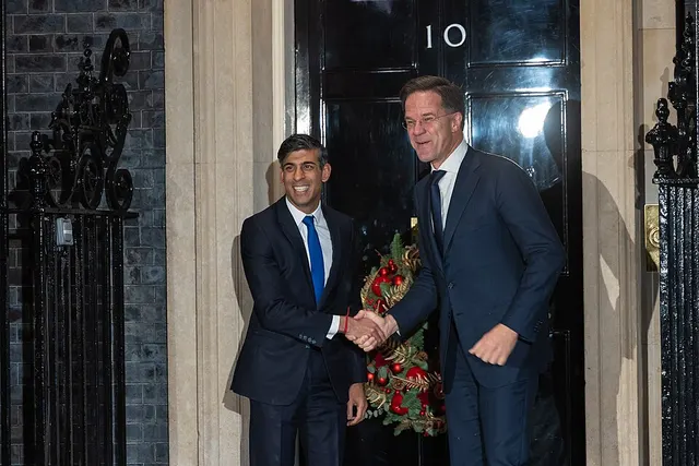 Rishi Sunak îl întâmpină pe Mark Rutte în fața ușii de la Downing Street nr. 10