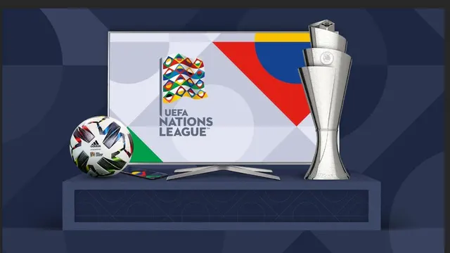 Sigla UEFA Nations League pe un ecran, lângă trofeul competiției și o minge
