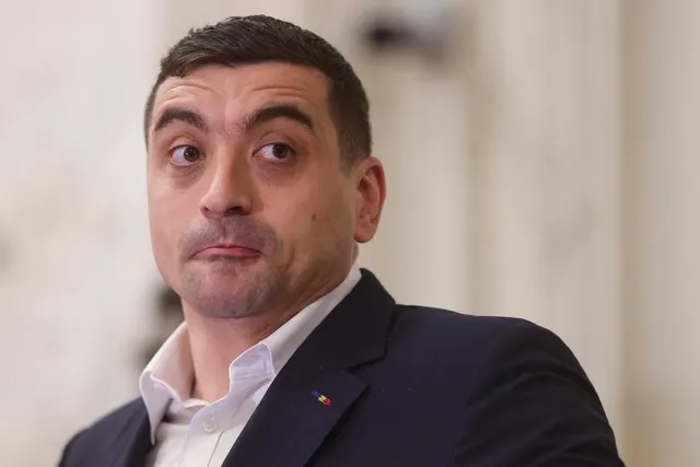 Bărbat brunet, în costum închis, cu sprâncenele ridicate și privirea într-o parte