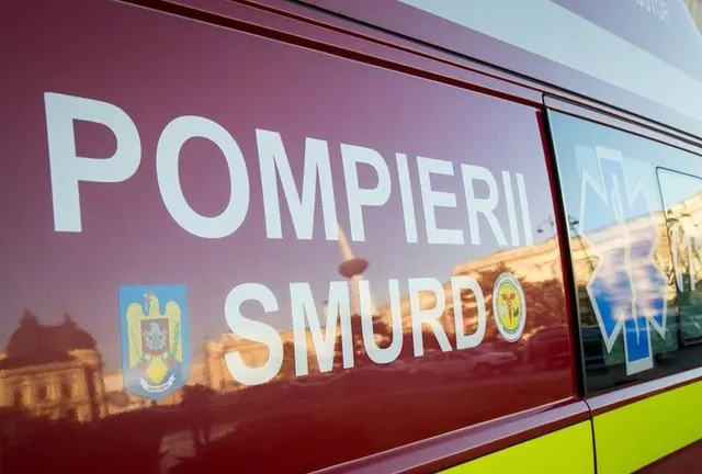Inscripția „Pompierii SMURD” pe portiera unei ambulanțe, cu stema României
