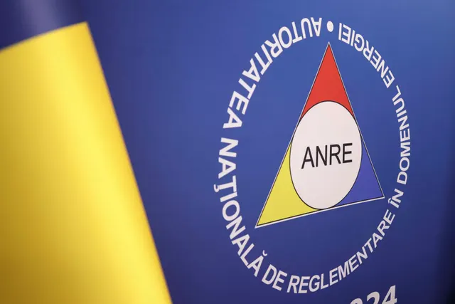 Sigla ANRE, Autoritatea Națională de Reglementare în Domeniul Energiei, pe un panou albastru