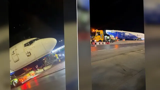 Fuzelajul unui avion de pasageri, transportat pe un trailer, blocat noaptea sub un pod