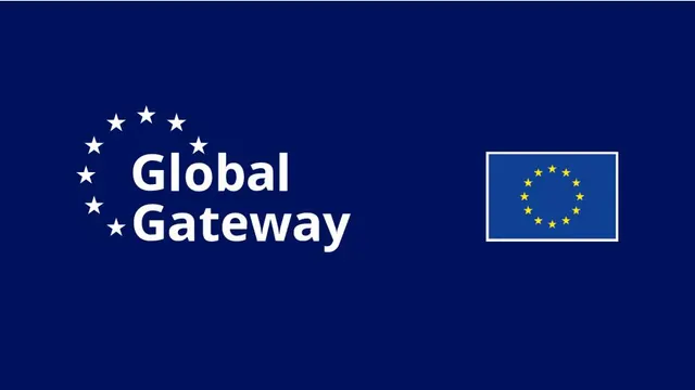 Sigla Global Gateway, inițiativa Uniunii Europene, lângă drapelul UE, pe fundal albastru