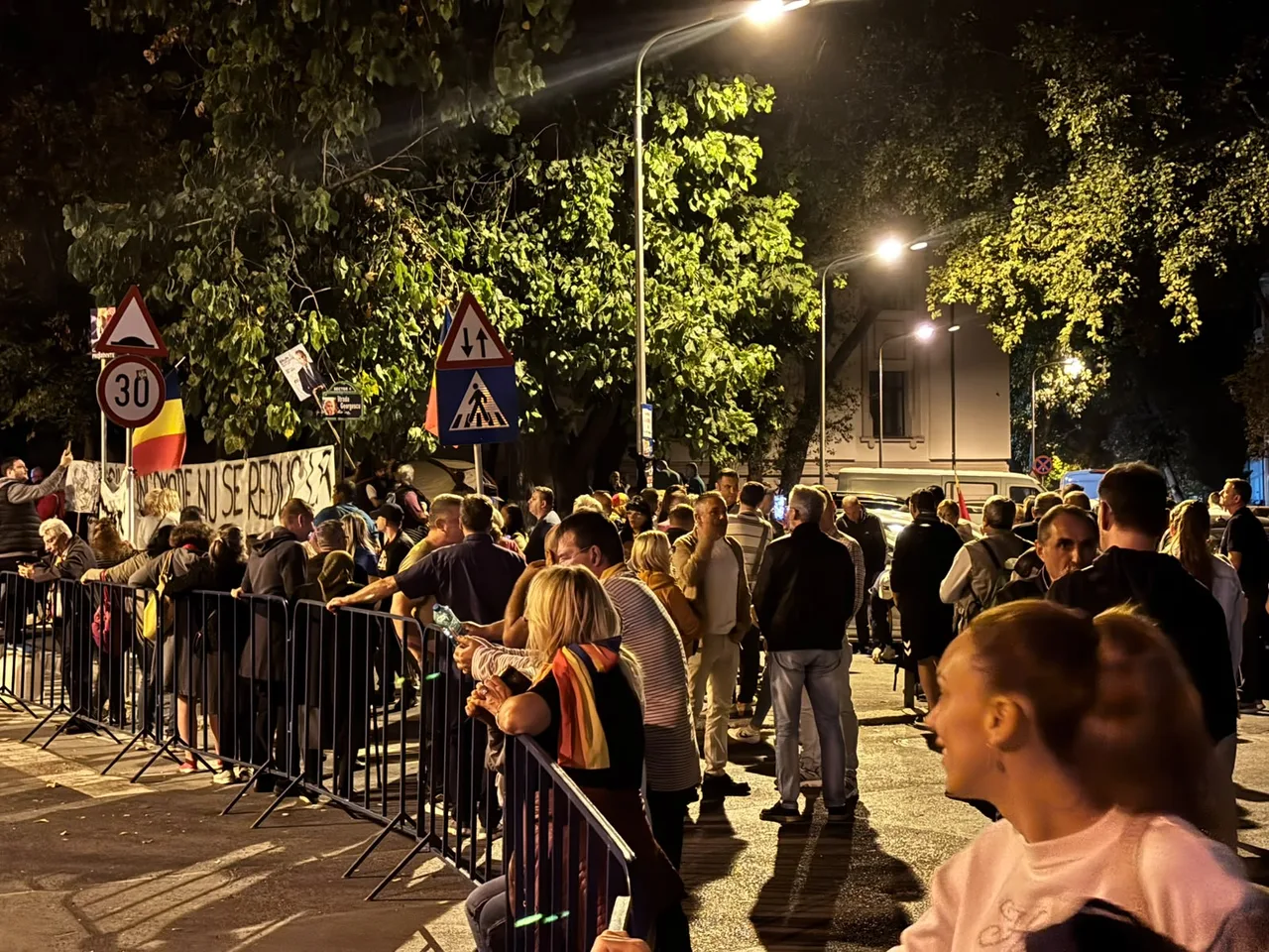 A 11-a noapte pentru Georgescu: 200 de oameni, aceleași lozinci