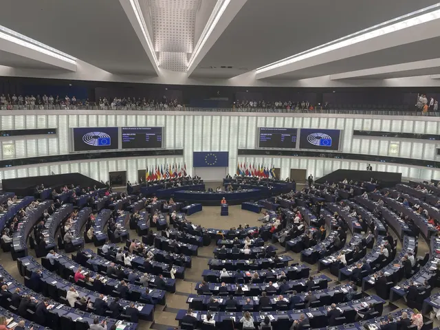 Hemiciclul Parlamentului European, cu eurodeputați în băncile albastre