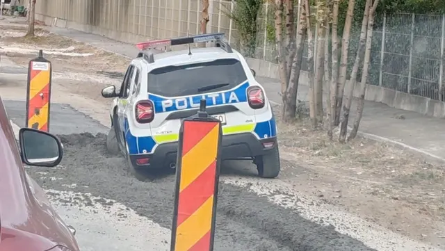 O mașină de poliție din Brașov a rămas împotmolită în beton proaspăt