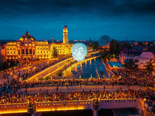 Bolojan, apariție relaxată la FestiFall Oradea cu Oana Gheorghiu