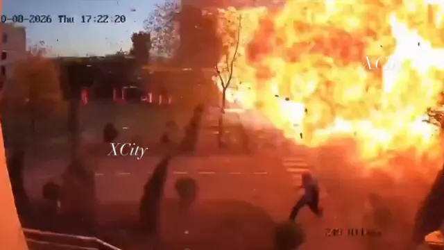 Captură video: o explozie puternică pe o stradă, la câțiva metri de un trecător