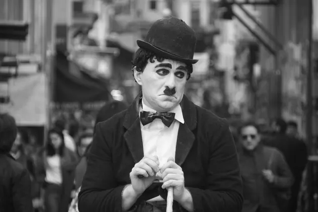 Charlie Chaplin, reinventat la Târgu Mureș într-o expoziție inedită