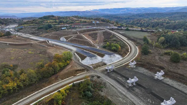 Primul tunel forat de pe o autostradă din România intră în teste