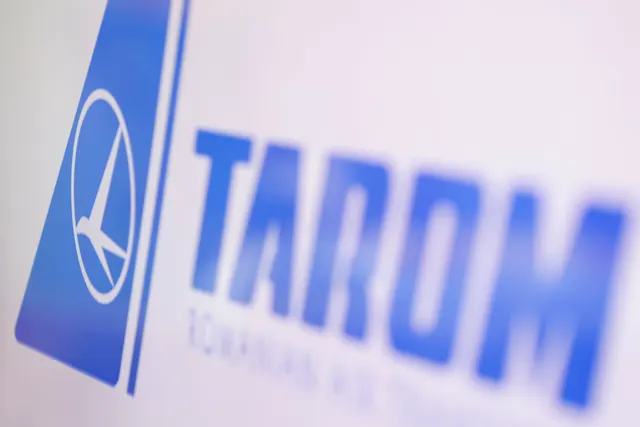 Sigla TAROM, cu litere albastre, pe un fundal alb