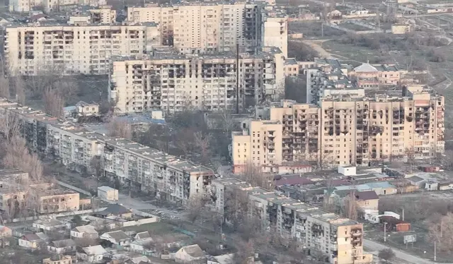 Vedere de sus a unui oraș cu blocuri de locuințe distruse și arse