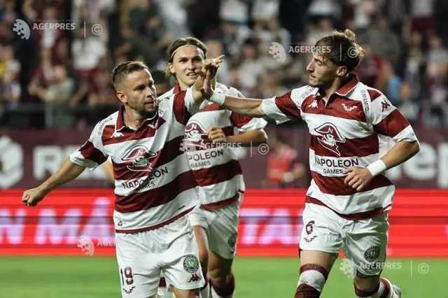 Trei jucători ai Rapidului, în tricouri alb-vișinii, sărbătoresc un gol alergând pe teren