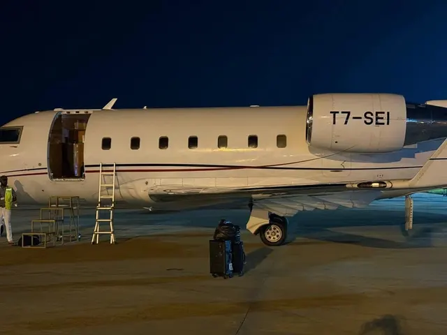 Avion privat cu înmatricularea T7-SEI pe pistă, noaptea, cu ușa deschisă și scara coborâtă