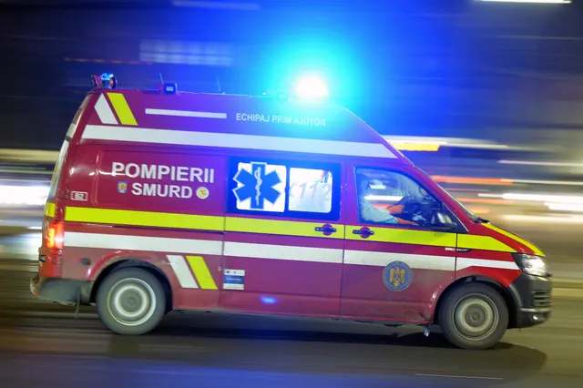 Ambulanță SMURD a pompierilor în intervenție, noaptea, cu girofarurile albastre aprinse
