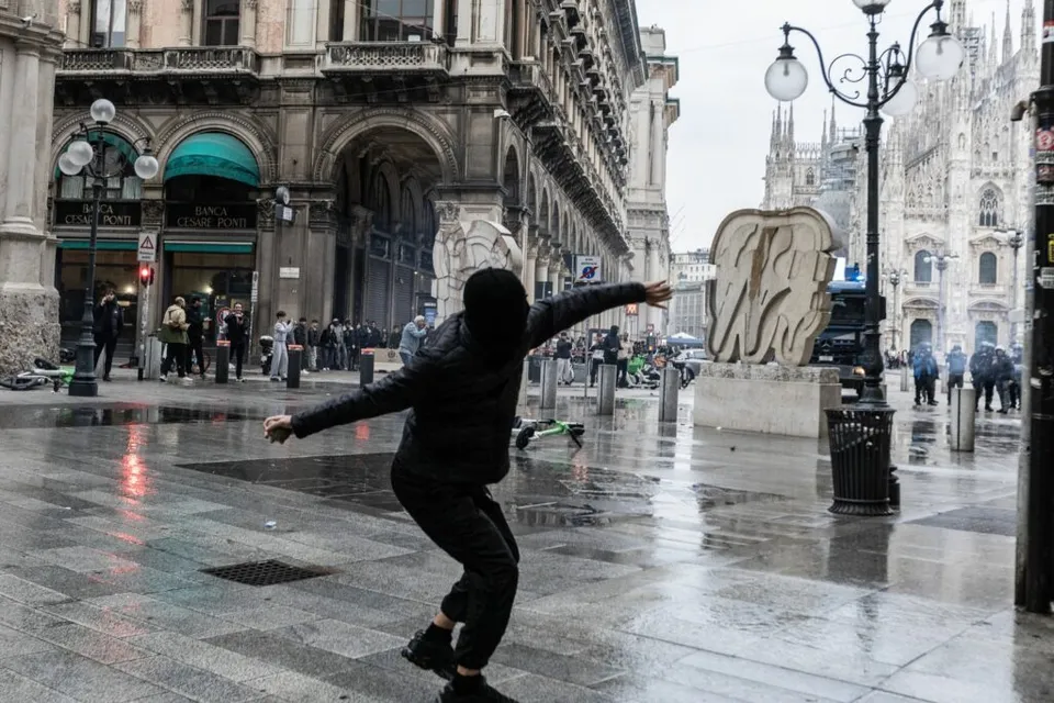 Milano se baricadează: magazinele de lux își acoperă vitrinele