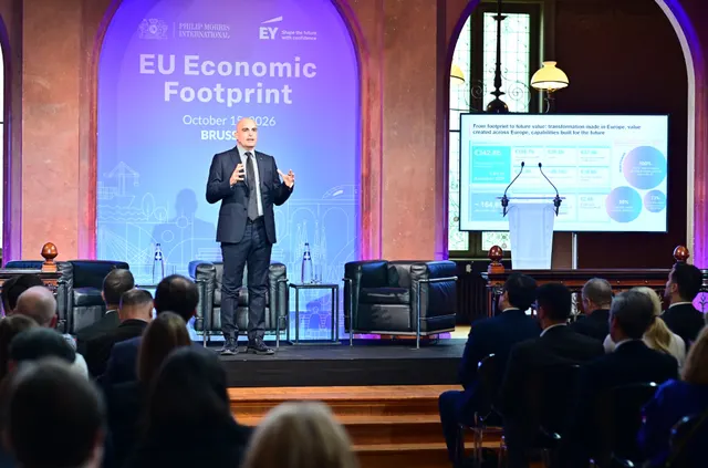 Bărbat vorbind pe scena conferinței „EU Economic Footprint” organizate de EY, în fața publicului