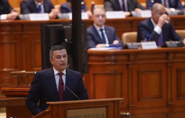 Sorin Grindeanu vorbind la tribuna Camerei Deputaților, cu membrii prezidiului așezați în spate