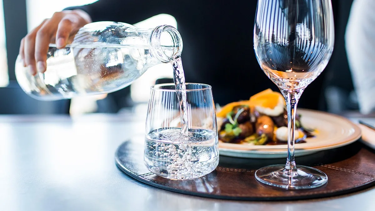 Apa de la robinet ajunge 3,5 euro paharul, la restaurant în Tirol