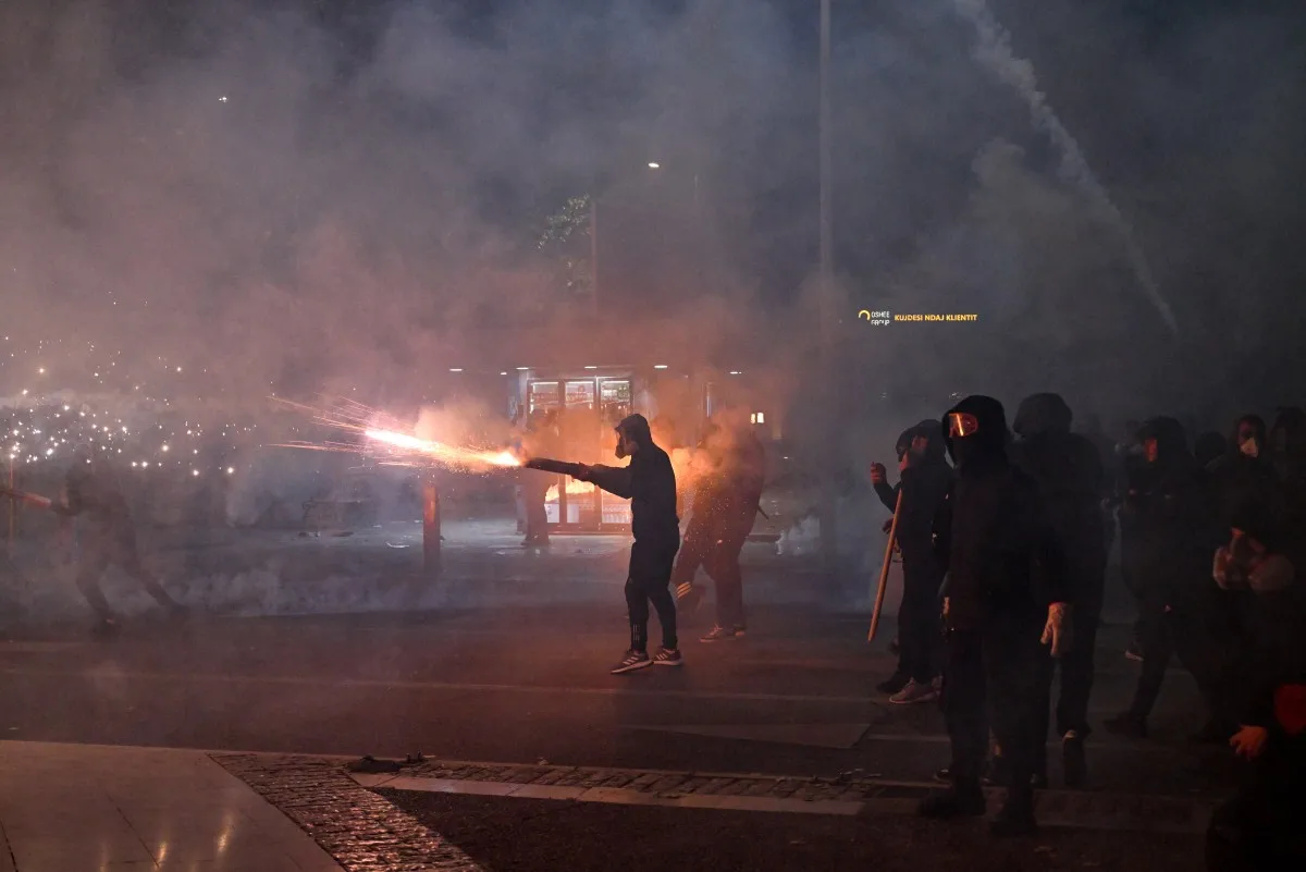 Tirana în flăcări: mii de oameni cer demisia lui Edi Rama