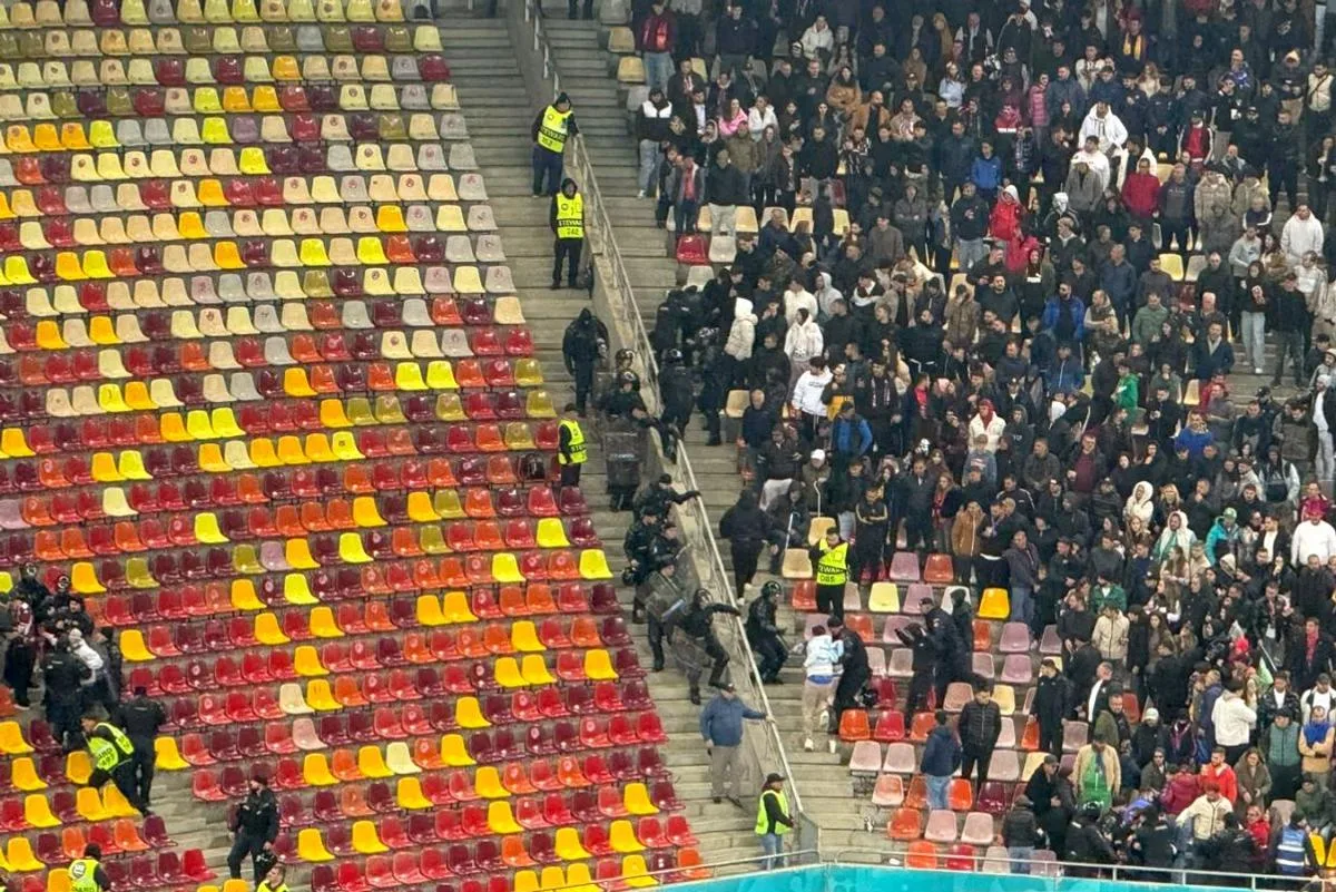 Ultrașii Rapidului, evacuați de Jandarmerie de pe Arena Națională