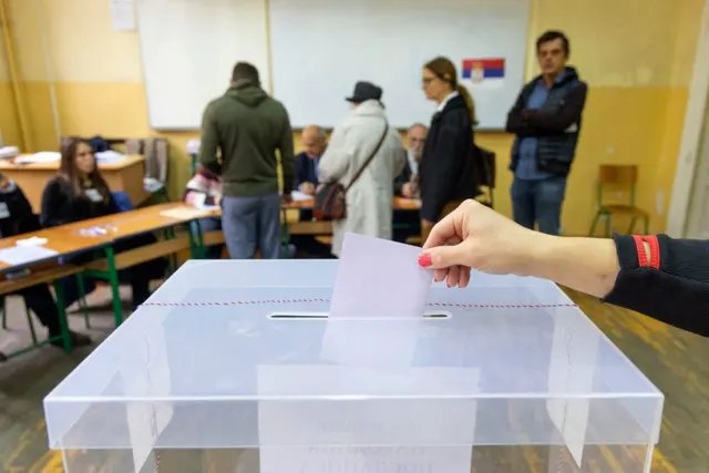 Prezență-record în Serbia: 67,6% la ora 19:00, cozi de ore întregi