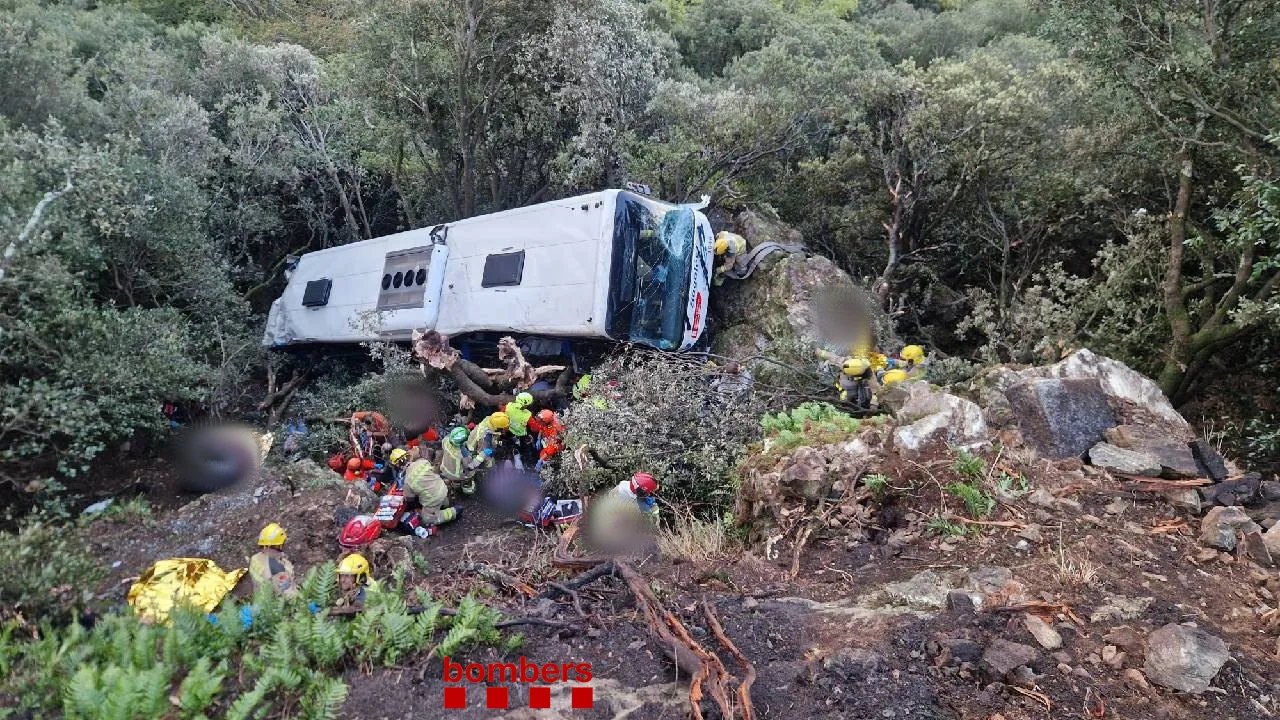 Autocar cu peste 100 de oameni, în prăpastie lângă Barcelona