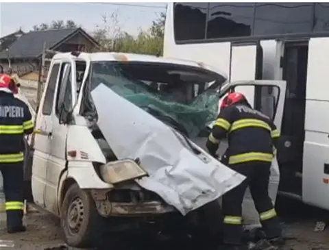 Doi oameni, prinși în fiare pe DN1 după ce un autobuz cu 37 de pasageri i-a lovit