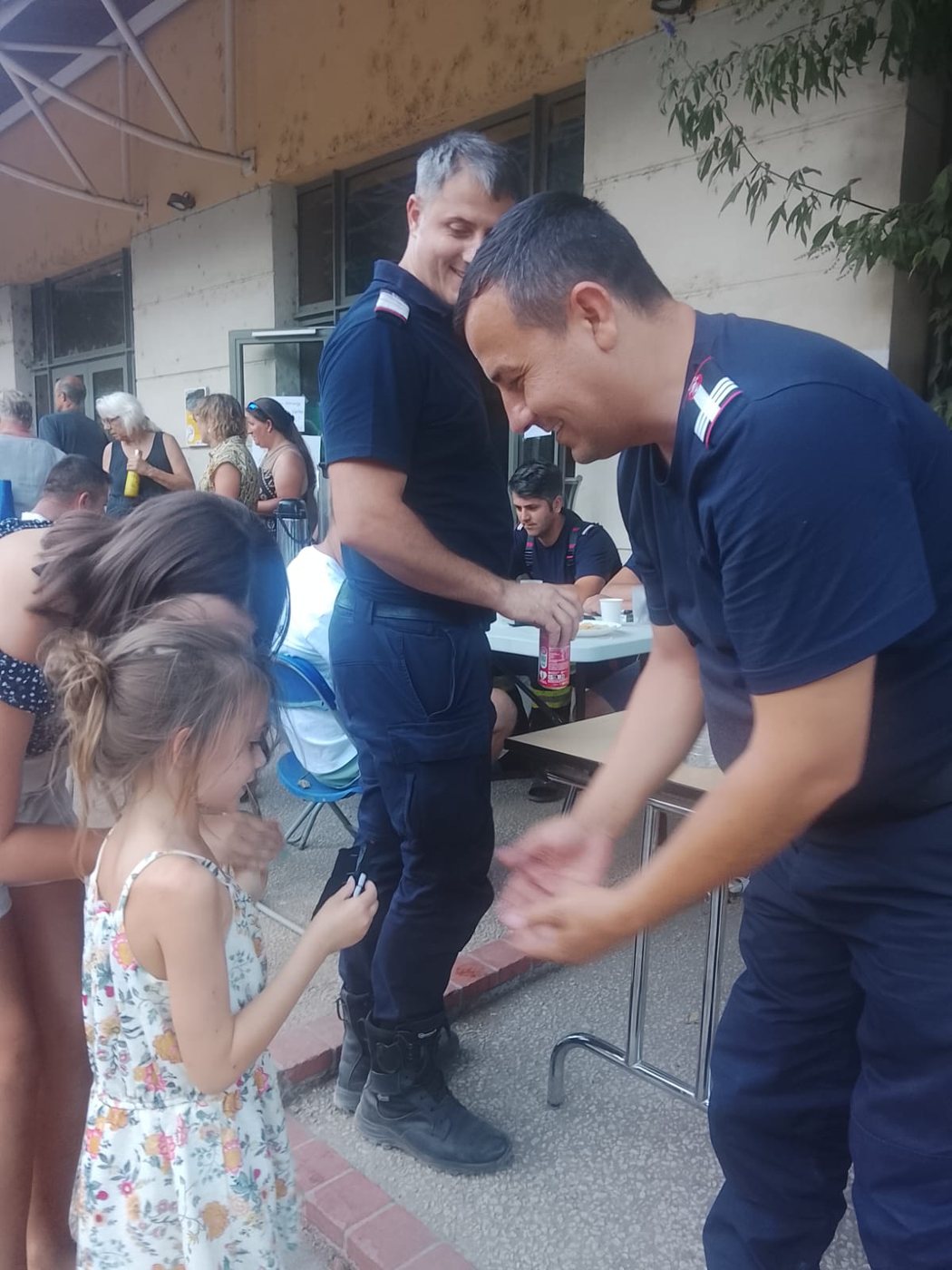 Pompierii români care sting incendiile Franței, elogiați de Consulul General la Marsilia. Ce mesaj au primit