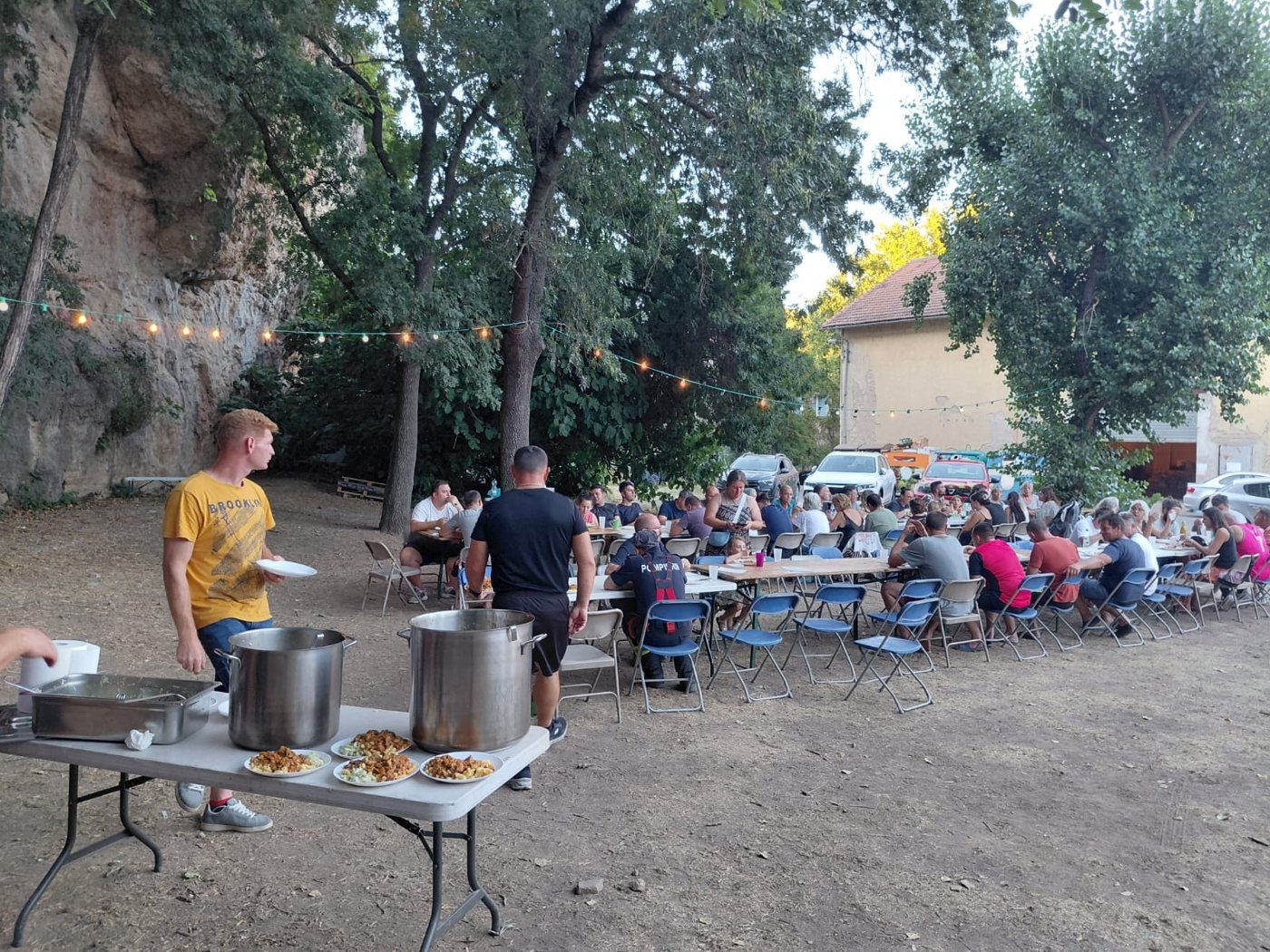 Masă câmpenească la Baza de Operații Correns: pompierii români, gazde pentru comunitatea locală